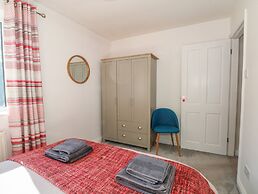 6 Hunters Green Close