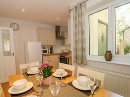 6 Hunters Green Close