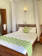 QUEENS COURT HOTEL
