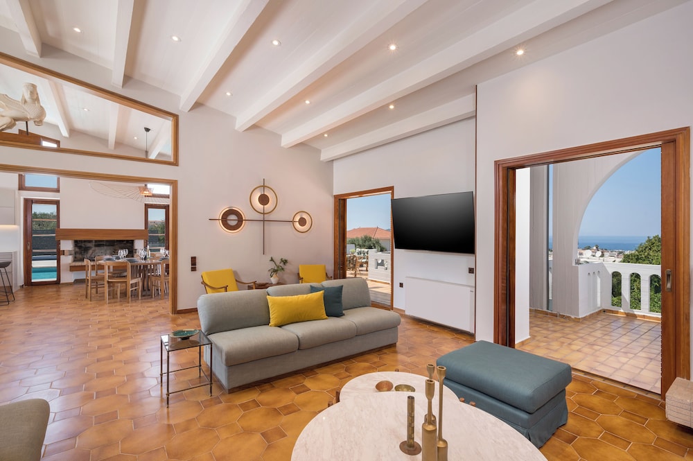 Azatis Luxury Villa
