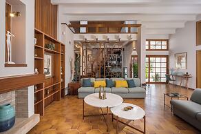 Azatis Luxury Villa