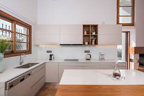 Azatis Luxury Villa