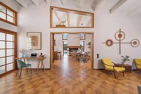 Azatis Luxury Villa