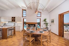 Azatis Luxury Villa