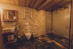 Pinhan Cave Suites