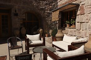 Pinhan Cave Suites