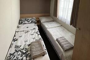Caravan - Sleeps 10 - Pet Friendly - Parking