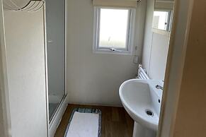 Caravan - Sleeps 10 - Pet Friendly - Parking
