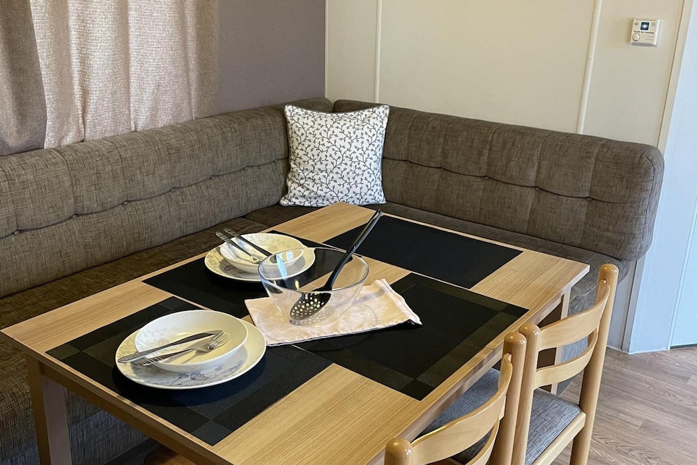 Caravan - Sleeps 10 - Pet Friendly - Parking