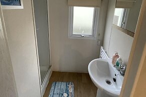 Caravan - Sleeps 10 - Pet Friendly - Parking