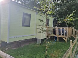 Glamping Hut - Sleeps 2, hot tub & Parking