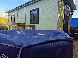 Glamping Hut - Sleeps 2, hot tub & Parking