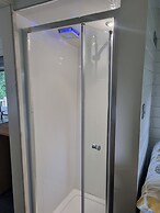 Glamping Hut - Sleeps 2, hot tub & Parking