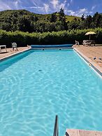Glamping Hut - Sleeps 2, hot tub & Parking