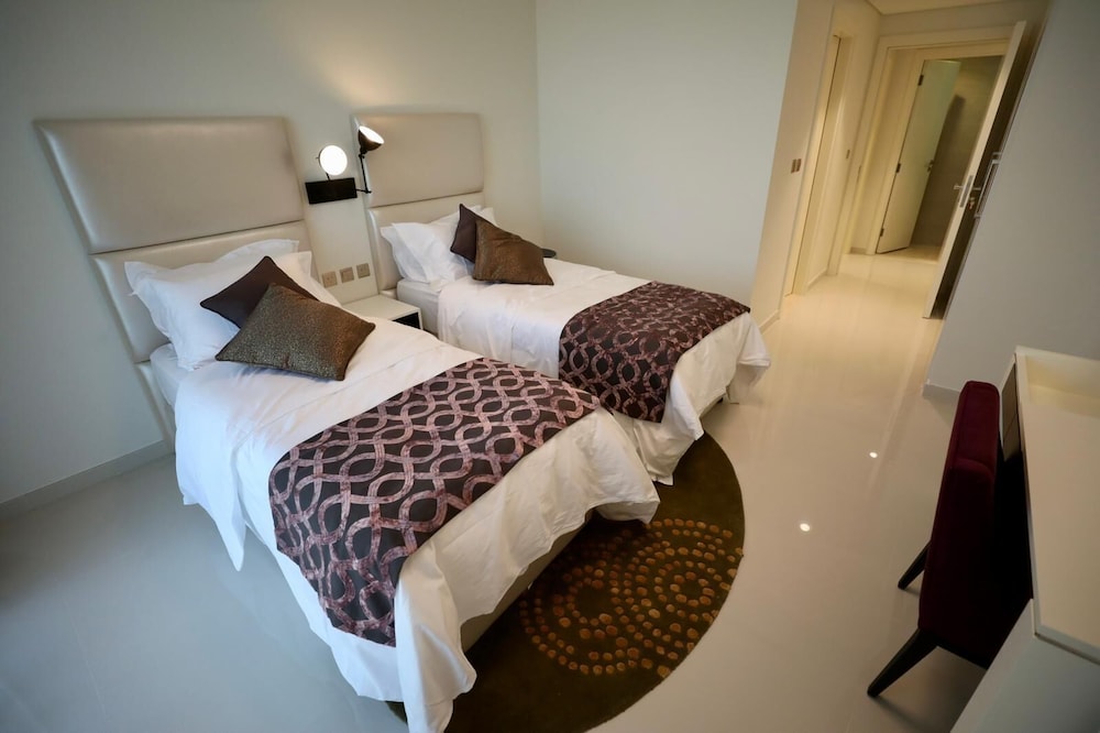 Waterfront 2 Bed Apartment Sleeps 4 With Parking