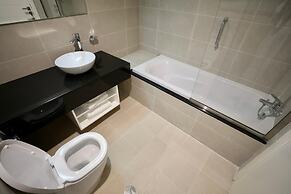 Waterfront 2 Bed Apartment Sleeps 4 With Parking