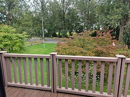 Luxury Lodge - Sleeps 4, hot tub & Parking