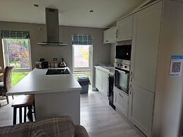 Luxury Lodge - Sleeps 4, hot tub & Parking