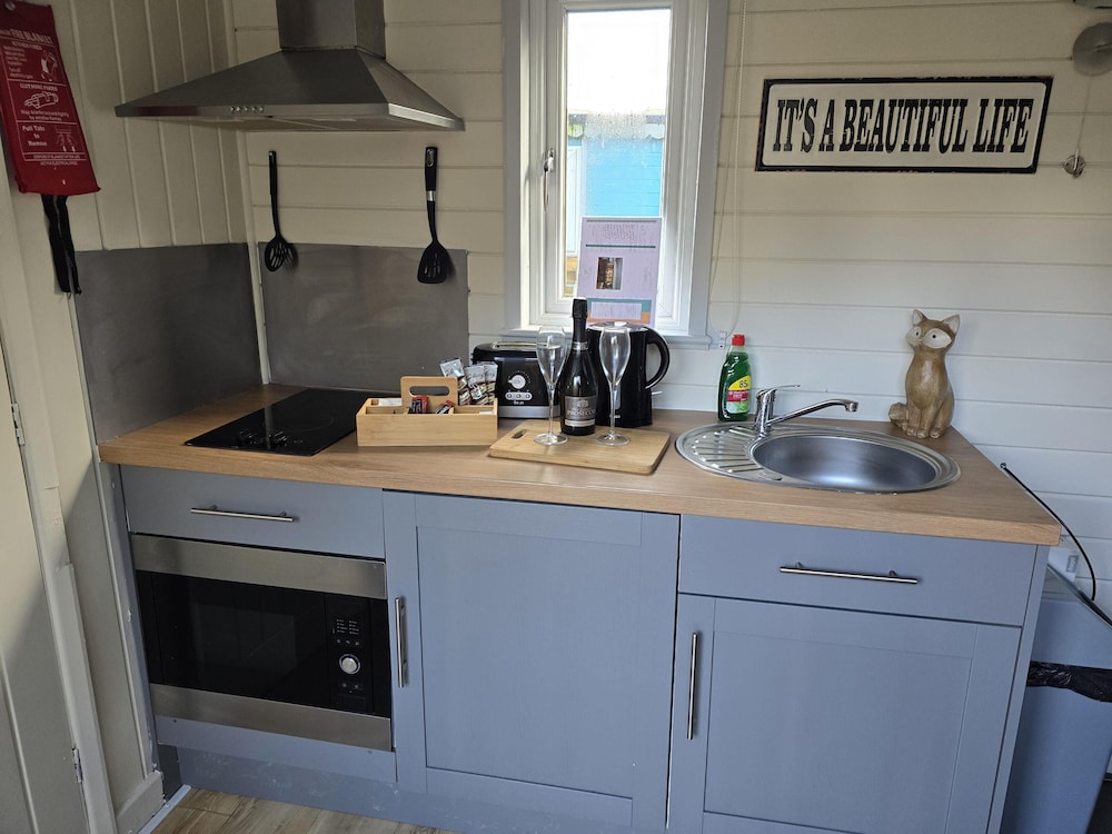 Glamping Hut - Riverside 1