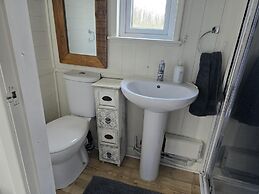 Glamping Hut - Riverside 1