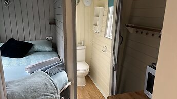 Cabin - Sleeps 2 hot tub & Parking