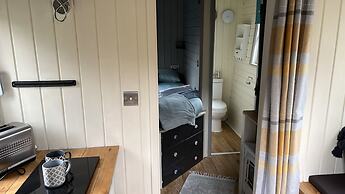 Cabin - Sleeps 2 hot tub & Parking