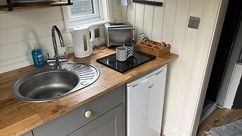 Cabin - Sleeps 2 hot tub & Parking
