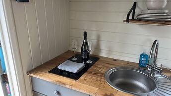 Cabin - Sleeps 2 hot tub & Parking