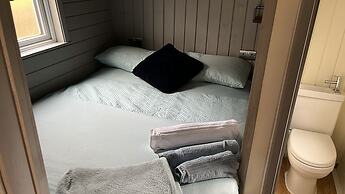 Cabin - Sleeps 2 hot tub & Parking