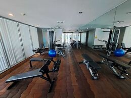 4A - 2 Bedroom Downtown Apartment With Shared Pool