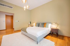 Large Terrace and Pool View - 2 Br - Next to Mall