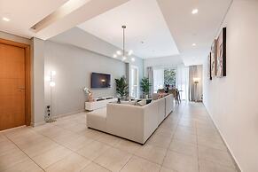 Large Terrace and Pool View - 2 Br - Next to Mall