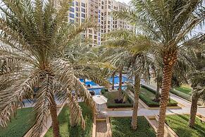 Large Terrace and Pool View - 2 Br - Next to Mall