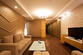 4D - 3 Bedroom Downtown Apartment With Shared Pool