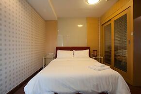 4D - 3 Bedroom Downtown Apartment With Shared Pool