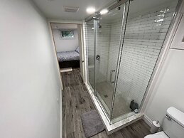 Adorable 1 Bedroom Suite With Kitchen &