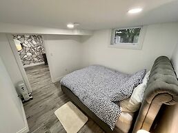 Adorable 1 Bedroom Suite With Kitchen &