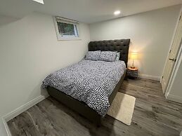Adorable 1 Bedroom Suite With Kitchen &