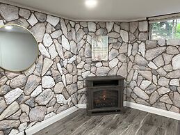 Adorable 1 Bedroom Suite With Kitchen &