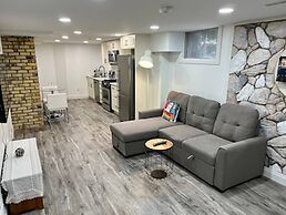 Adorable 1 Bedroom Suite With Kitchen &