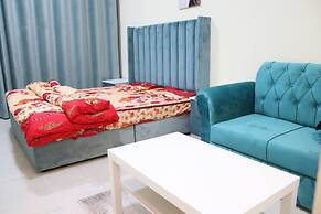 Stunning Studio With Close Kitchen And Pool