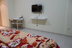 Stunning Studio With Close Kitchen And Pool