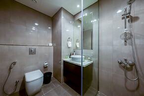 Tanin - Apartment Amidst Lively Area With Pool and Balcony