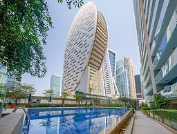 Tanin - Apartment Amidst Lively Area With Pool and Balcony
