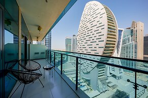 Tanin - Apartment Amidst Lively Area With Pool and Balcony