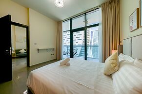 Tanin - Apartment Amidst Lively Area With Pool and Balcony