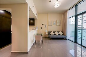 Tanin - Apartment Amidst Lively Area With Pool and Balcony