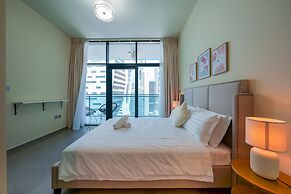 Tanin - Apartment Amidst Lively Area With Pool and Balcony