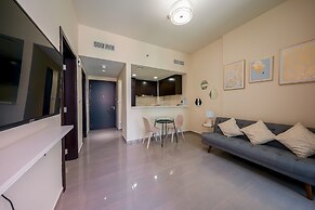 Tanin - Apartment Amidst Lively Area With Pool and Balcony