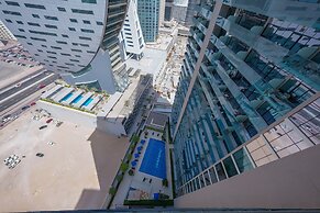 Tanin - Apartment Amidst Lively Area With Pool and Balcony